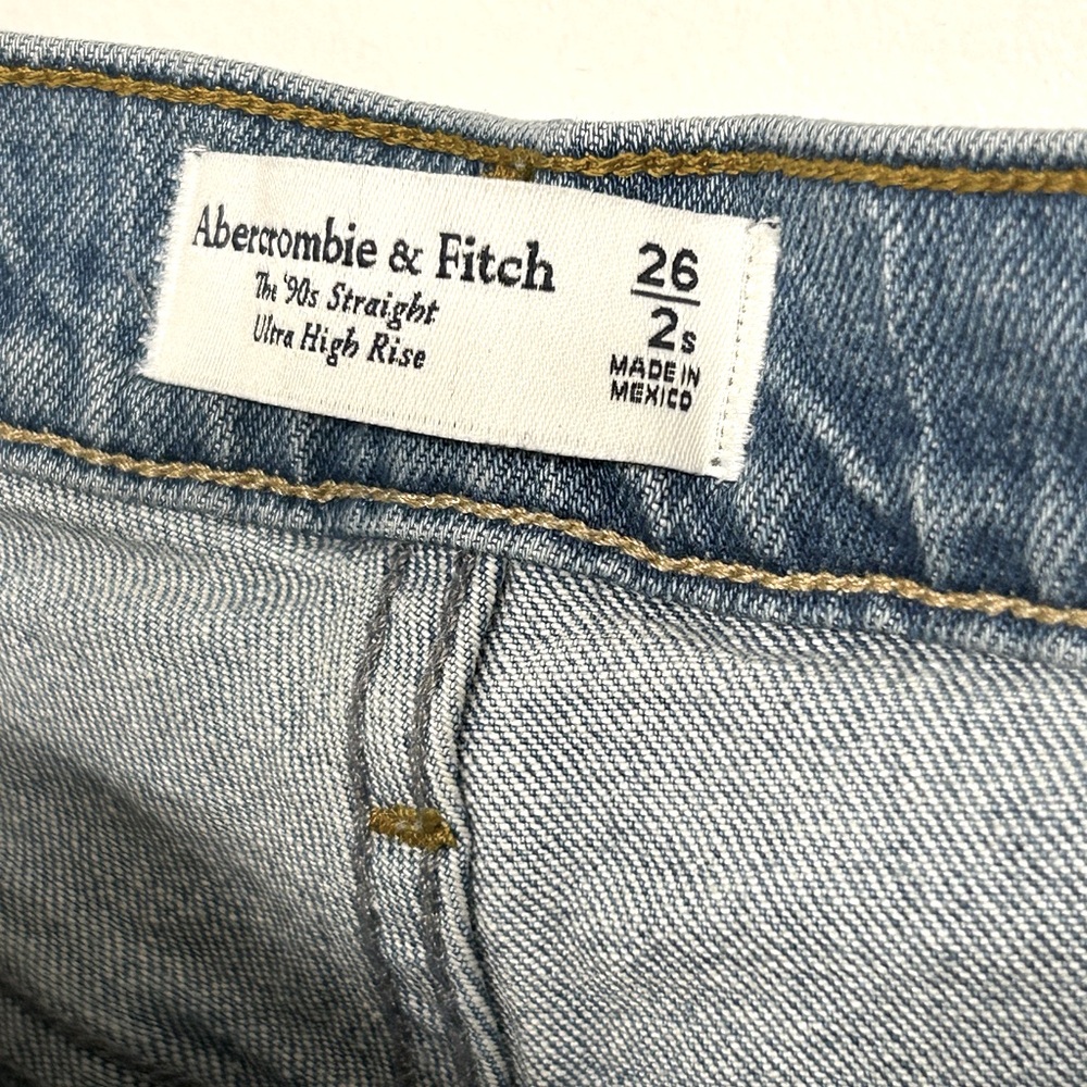 A&F Ultra High Rise 90’s Straight - Picture 2 of 3